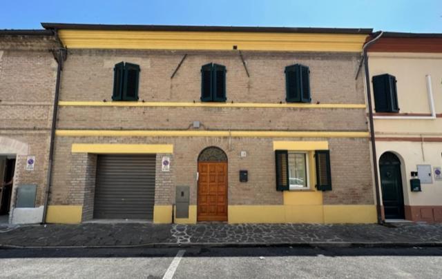 Affittacamere Il Cortile Chiaravalle Marche Exteriör bild