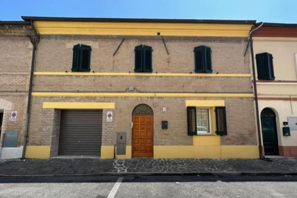 Affittacamere Il Cortile Chiaravalle Marche Exteriör bild