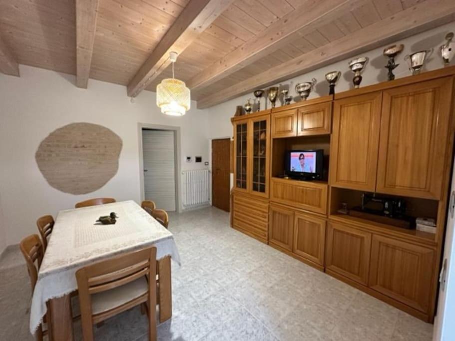 Affittacamere Il Cortile Chiaravalle Marche Exteriör bild