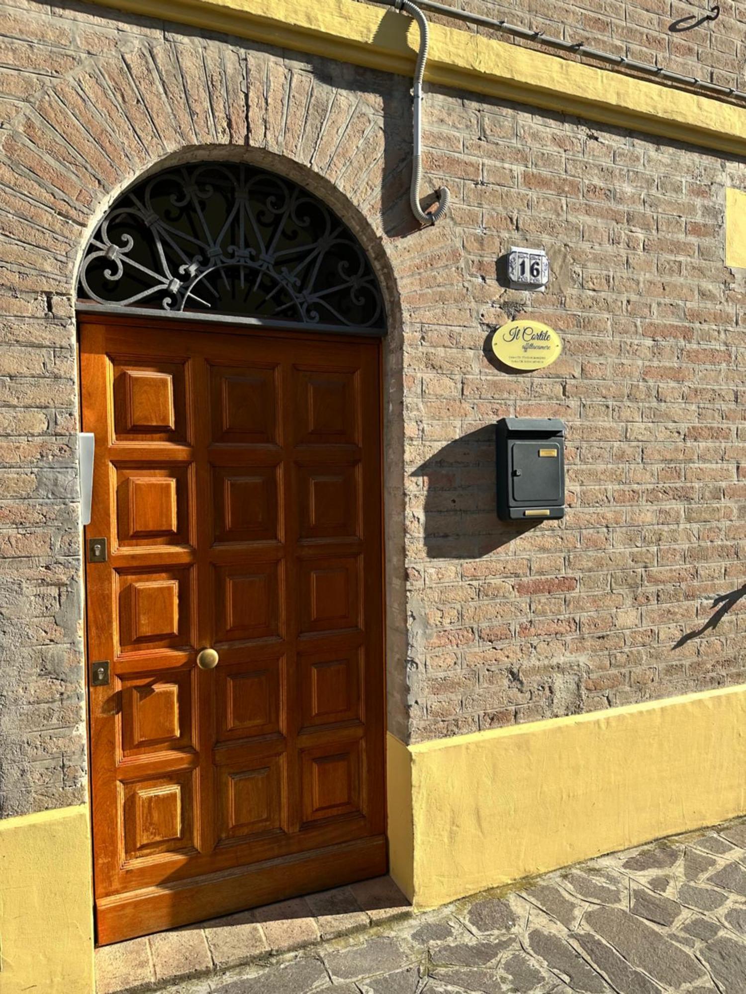 Affittacamere Il Cortile Chiaravalle Marche Exteriör bild